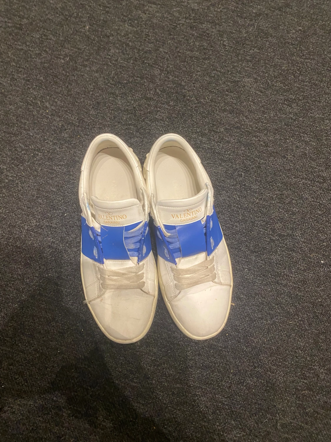 Valentino Garavani vita sneakers med blå detalj - 2
