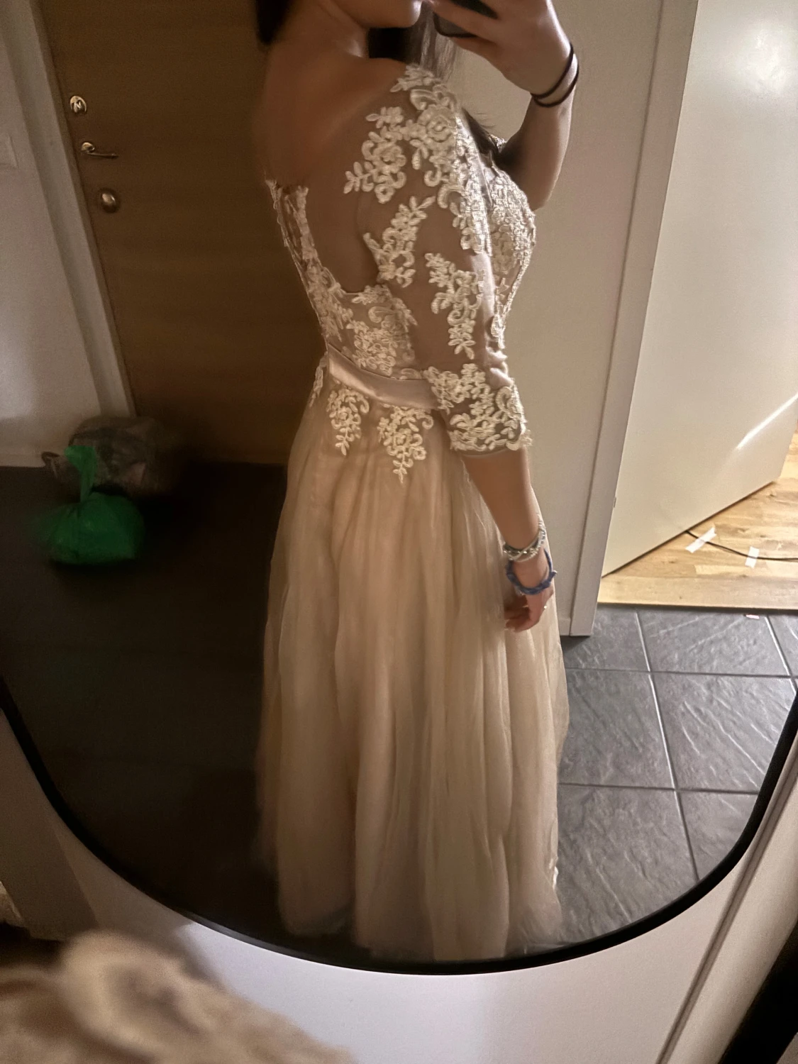 Champagnefärgad balklänning med spets - 1