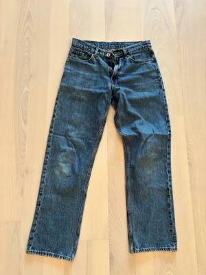 Vailent blå loose jeans XS - Snygga blå jeans från Vailent i modellen V D Skate Loose Mid Blue. De har en loose passform med raka ben och klassisk femficksdesign. Materialet är 50% ekologisk bomull, 30% bomull och 20% återvunnen bomull. Perfekta för en chill och avslappnad stil.