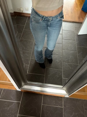 Ljusblå bootcut jeans från junkyard - Säljer ett par ljusblå jeans från Levi's med  låg midja. Modellen har bootcut.