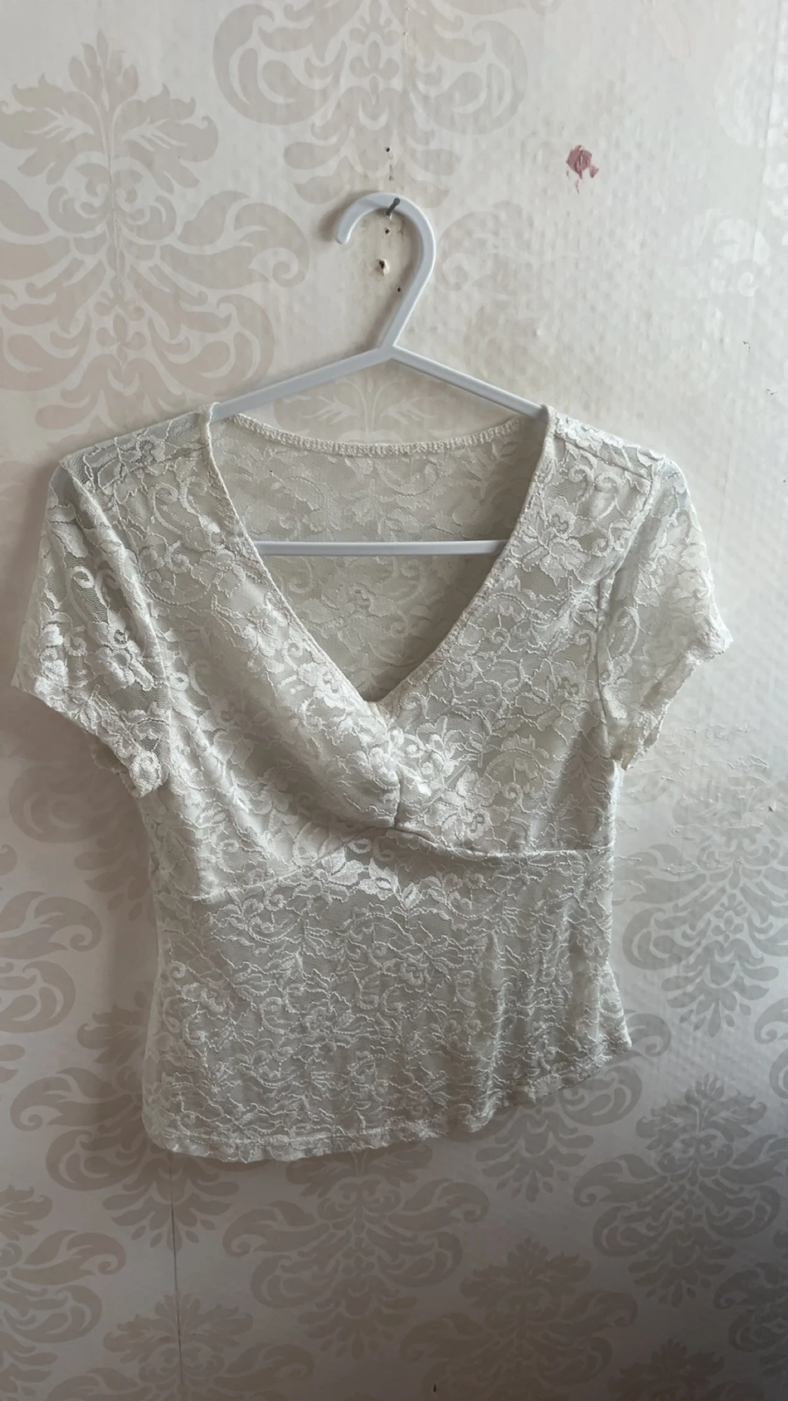 Vit spetsblus med v-ringning