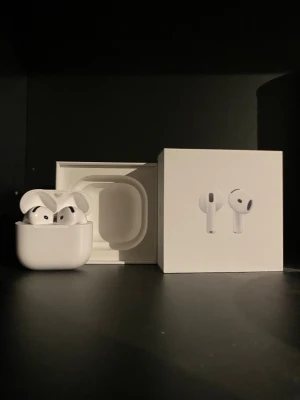 AirPods 4 - Säljer mina AirPods 4 har haft dom i cirka 4 månader ändå helt okej använda har ännu bra batteri osv,bara höra va sig för prisförslag eller andra bilder!