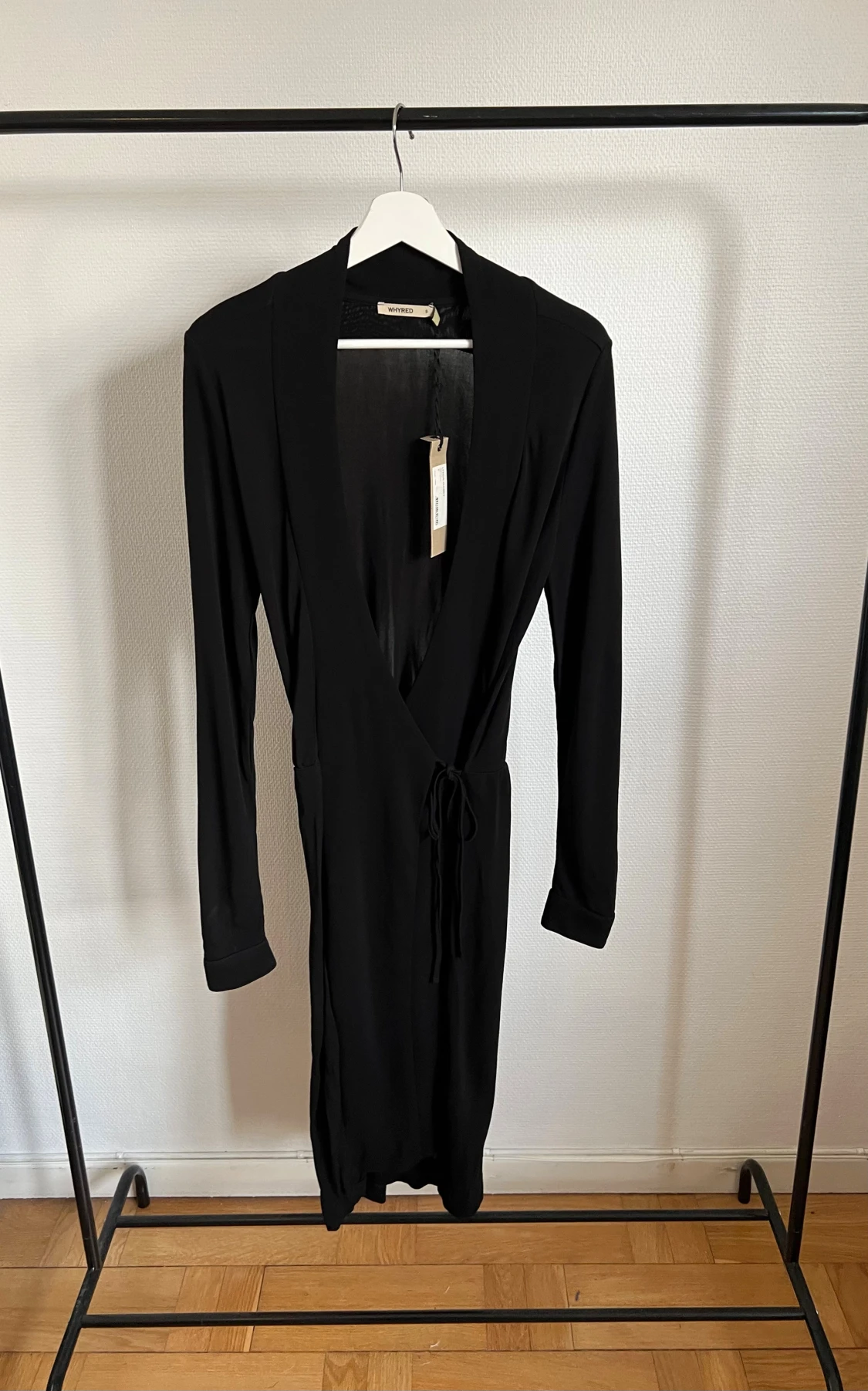 Svart omlottklänning från Whyred