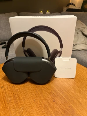 AirPods Max - Snygga Apple AirPods Max i svart, komplett med originalförpackning och tillbehör. Hörlurarna är i mycket gott skick, med rena och fräscha öronkuddar. Aktiv brusreducering, hög ljudkvalitet och trådlös anslutning. Inga synliga defekter eller slitage. Nypris är 5990 men jag säljer för 3799. Inte så mycket använda och fungerar och ser ut som nya. Kvitto finns och det är bara att skiva vid minsta lilla fundering🙌