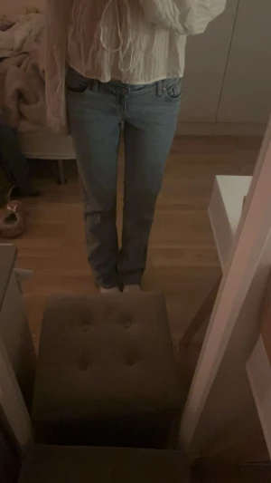 Low waisted jeans - Ljusblåa low waisted jeans 