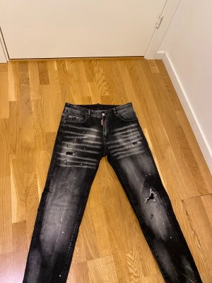 Snygga Dsquared2 jeans - Har snygga dsquared2 jeans till salu har använt i 1 månad, är 170-173 typ o väger 52kg och de passar perfekt. Och jag tycker 1650 är ett bra pris för dessa jeans. 