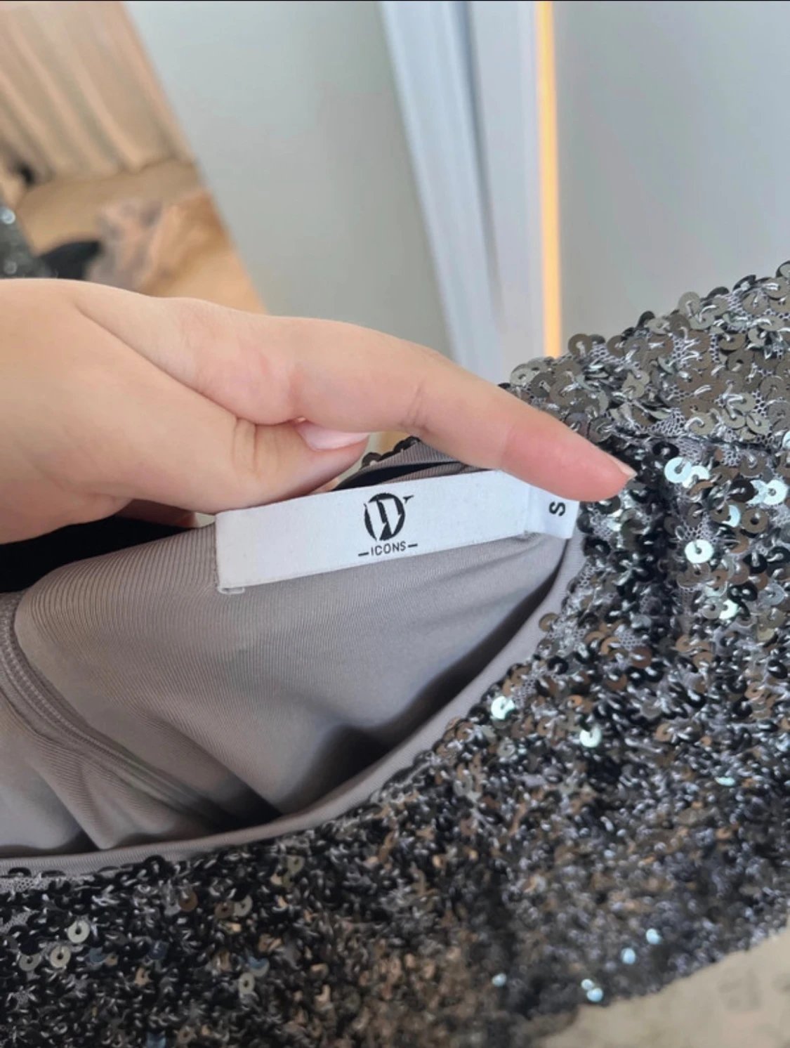 Glittrig långklänning från Icons - 2