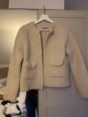 Beige kofta från Zara - Säljer en beige kofta från Zara, tjock och fluffig perfekt för dig som är frusen nu under vintern ❄️💕
