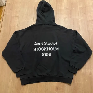 Acne Studios Stockholm hoodie - Säljer nu denna Acne Studios hoodien då jag inte gilla passformen. Den är helt ny. Storlek M, skriv privat för mått eller vid fler frågor.