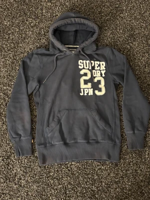 🔥 Superdry hoodie – Sjukt Eftertraktad! - 🔥 Extremt eftertraktad Superdry-hoodie – stl M, skick 8/10 🔥 Black Week-REA! Passa på medan priset är sänkt – det här är en av Hollisters mest populära modeller och den dyker nästan aldrig upp. Sitter perfekt, sjukt snygg och funkar till ALLT.  Den här kommer försvinna direkt – folk brukar köpa såna här på sekunder. Först till kvarn. Köp nu innan någon annan hinner före!