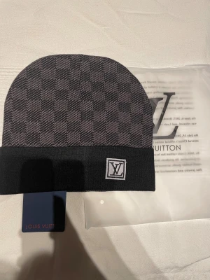 Mössa - Skriv vid frågor!.