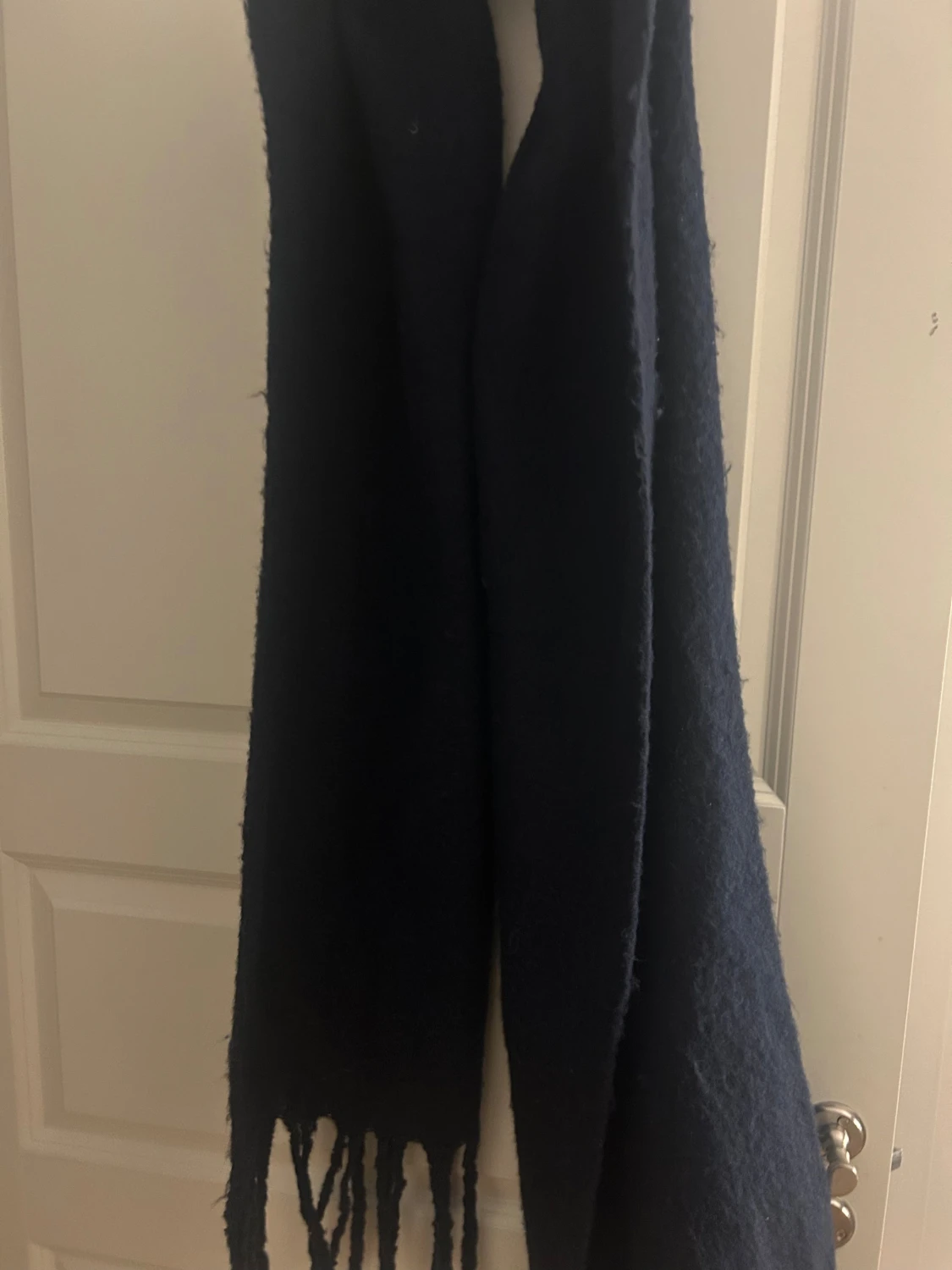 Mörkblå ullhalsduk med fransar