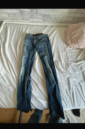 Blå jeans från Nudie Jeans Co - Hej! Säljer mina nudie jeans aldrig kunnat använda dom eftersom min morsa beställde fel storlek. Så därför säljer jag dom W28 och L 30 det är ett par riktigt snygga jeans så tvecka inte hör av dig om du har någon fråga priset är inye hugget i sten än!