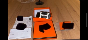 Vändbart skärp med tillbehör - Säljer ett stilrent bälte i vitt skinn med ikoniskt H-spänne i guld och vitt. Bältet har en klassisk form och kommer i original orange box. Perfekt accessoar för att lyfta din outfit med lyxig känsla.