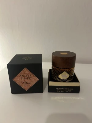 Kilian Angels' Share Paradis 50ml - Kilian Angels’ Share Paradis – En lyxigt söt, sofistikerad och förförisk doft  Säljer min Kilian Angels’ Share Paradis, en exklusiv gourmanddoft som tar den ikoniska Angels’ Share-karaktären till en ännu mer modern och elegant nivå. En perfekt balans mellan sötma, värme och djup, skapad för dig som vill ha en doft som både känns lyxig och omedelbart minnesvärd.  Doftprofil: • Öppnar med varma kryddiga toner som skapar en rik första impression • Ett fylligt hjärta med karamelliserad sötma