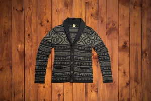 Vintage Hollister cardigan (sällsynt) - Säljer denna vintage sällsynta och asfeta cardiganen från Hollister. Helt perfekt för en stilren outfit till vintern. Hur längden mäts visas på sista bilden A≈49cm, B≈70cm. Storlek M, passar M. Vid funderingar kom dm.