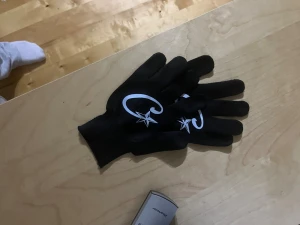 cortiez handskar one size  - Kom privat för prisförslag :Svarta handskar med vitt stjärntryck och Cortiez logga på ovansidan. Insidan har ett prickigt mönster för extra grepp. Handskarna är tunna och har en ribbad mudd vid handleden. Perfekta för dig som vill ha stil och funktion i ett.