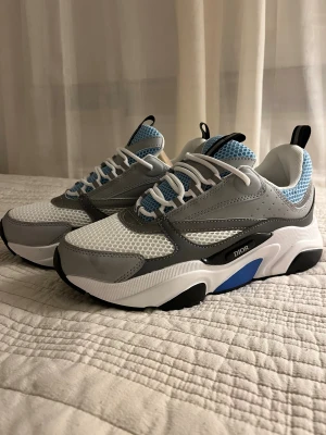 Dior b22 skor - Snygga skor i vit, grå, svart och blå, oanvänd (original förpackning ingår inte) pris kan diskuteras!