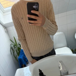 Gant Kabelstickad tröja  - Tja! Säljer en as fet Kabelstickad tröja. Bra passform och skönt material. Nypris 1.600kr.  Hör av dig om du har nån fundering! 