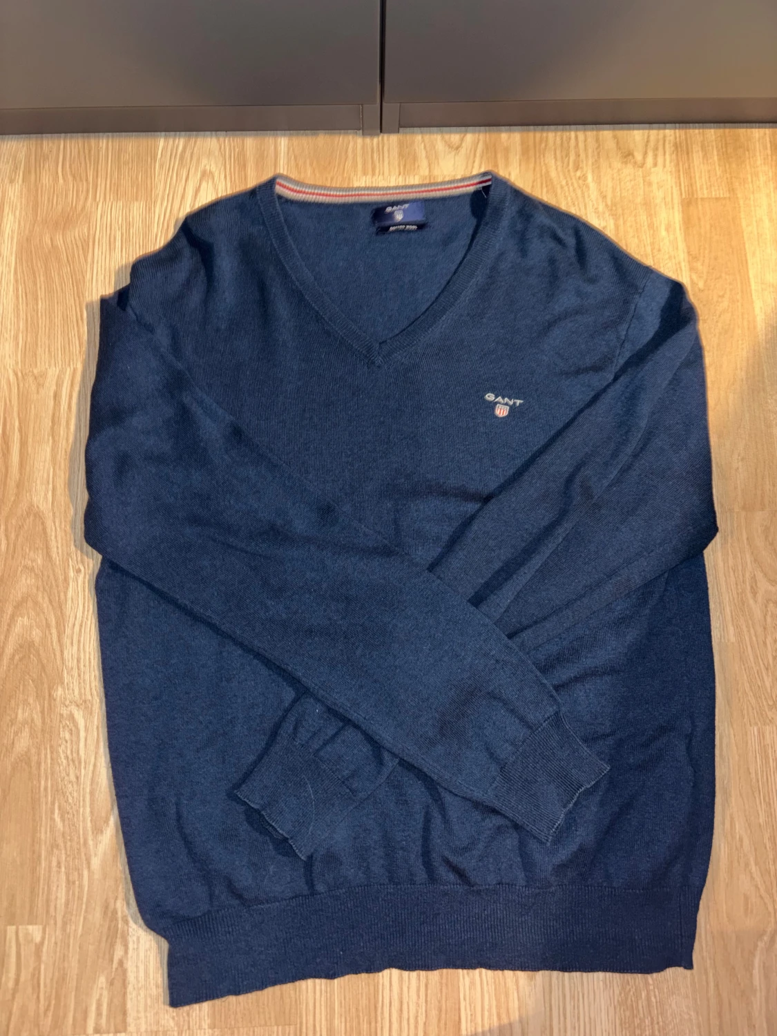 Marinblå v-ringad tröja från GANT - 1