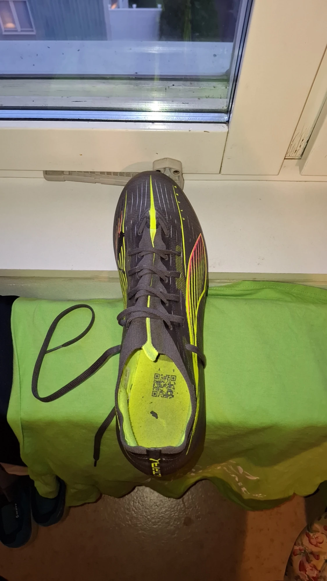 Puma Ultra svarta och neon fotbollsskor - 4