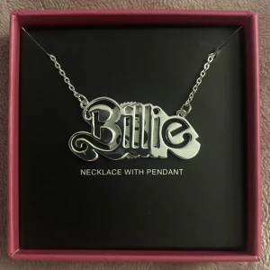 SÖKER BILLIE EILISH HALSBAND - SÖKER ÄKTA blohsh / billie eilish halsband från hennes officiella sida!! kontakta mig gärna om ni har och vill sälja!! Söker de som är på bilderna :)