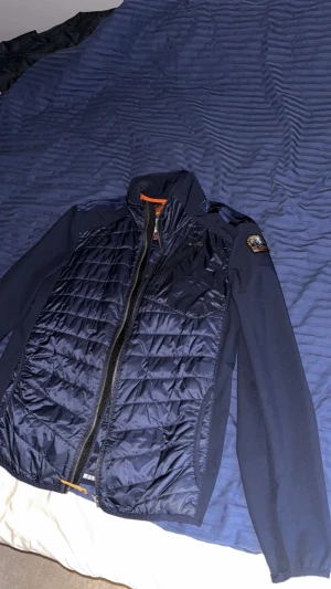 Parajumpers Cardigan - Säljer denna sjukt nice parajumpers cardiganen.  Storlek: Medium, kan passa Small Skick:9/10 Använd men nyskick. Pris: 749kr. nypris ca 4500kr.