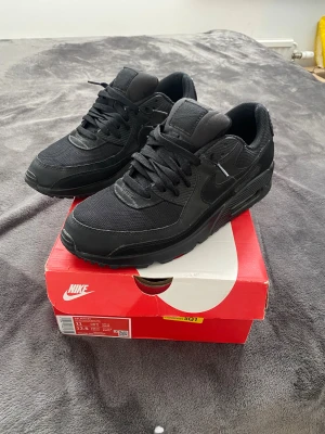 Nike air Max 90 skor - Hej! Säljer ett par sprillans nya Air max 90, köptes via zalando för nått år sen men ej använda alls typ. Skick 10/10 Kvitto ska finnas!!! Storlek 44-45 hör av er för mer info // 