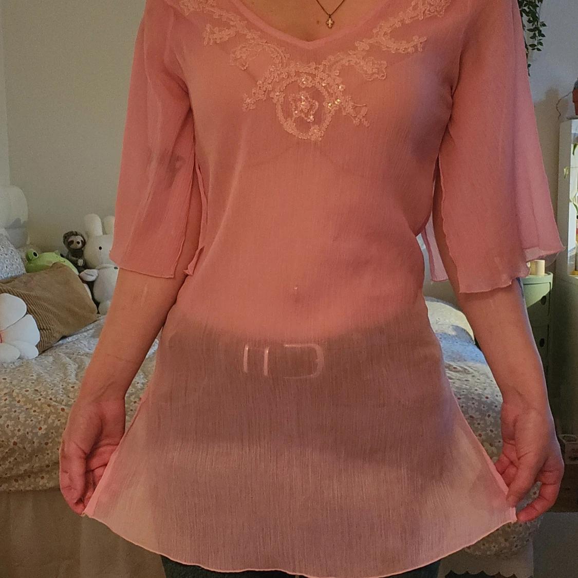 Rosa blus med broderi och v-ringning