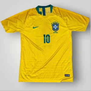 Brasilien tröja neymar 10 strl L - Helt ny. Fin replika med grym kvalitét. Storlek L. Pris: 349kr. Först till kvarn som gäller. Skickas direkt inom 24h