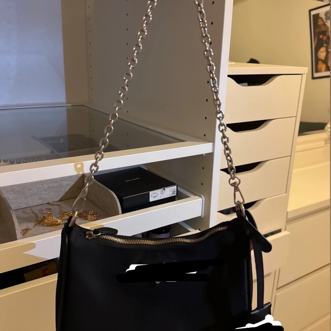 Svart axelväska med kedja