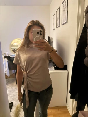 zara tröja med knytning  - snygg tröja från zara med knytning, använd sällan. Pris kan diskuteras 