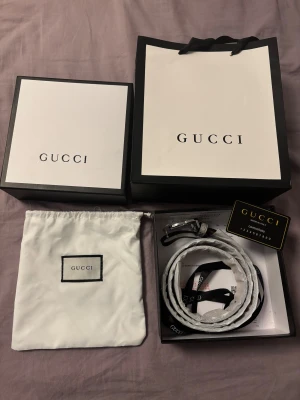 Blått bälte med silver spänne - Säljer ett blått bälte med silver spänne, allt på bilderna är inkluderat dvs Låda, kvitto osv. Man får lov att höra av sig om det är något man undrar över.