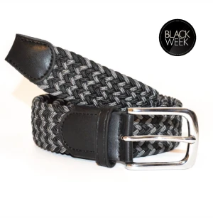 Flätat Bälte - SVART, GRÅ - Montore’s flätade bälte som även är känt som ”grisch bältet” är ett stilrent elastikt bälte. Tack vare att det är elastiskt så finns inga färdiga hål som i ett traditionellt bälte och det gör att det passar alla. Bältet är ca 105cm långt. Vid fler frågor eller funderingar så är du varmt välkommen att höra av dig!