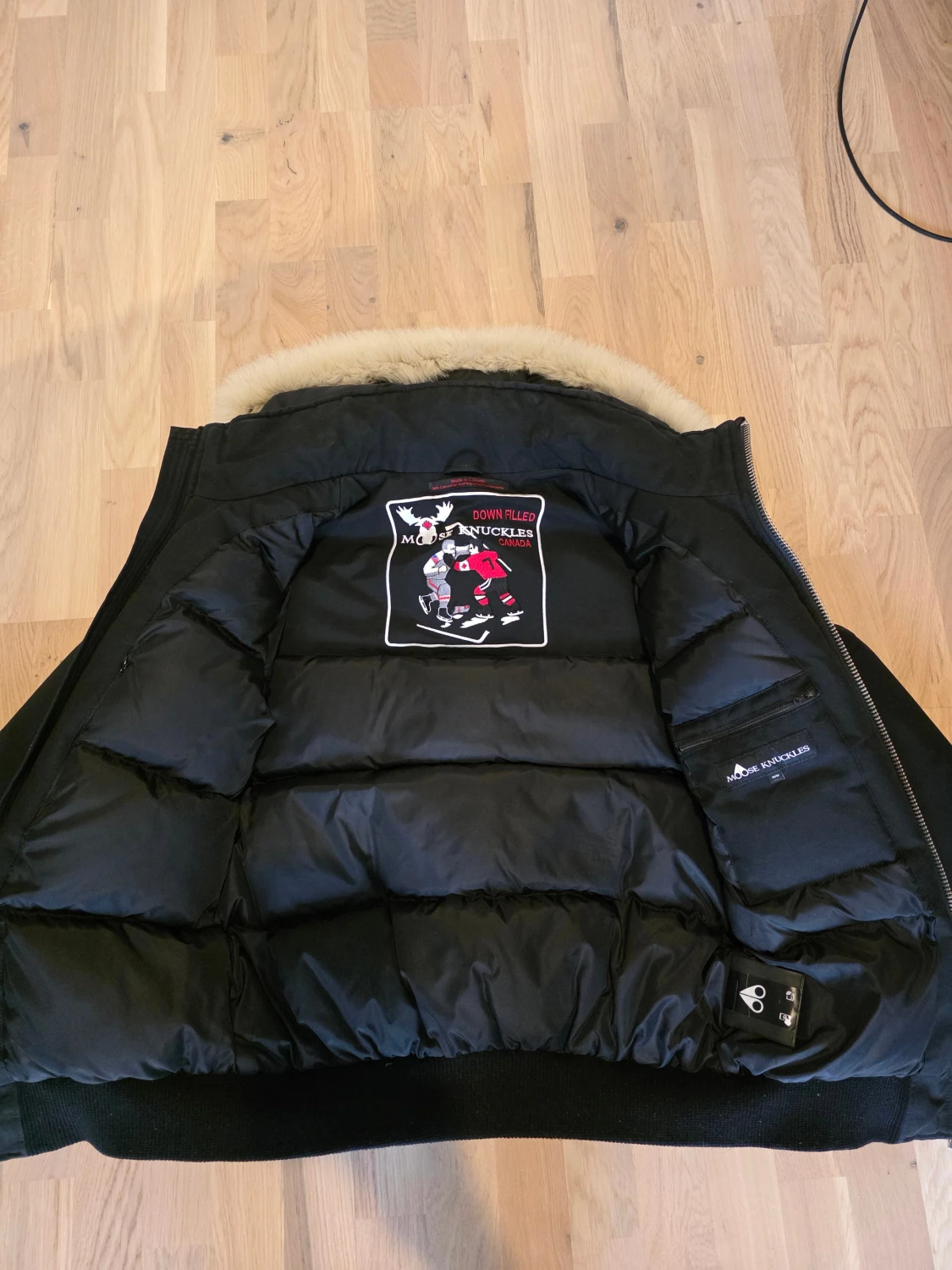 Svart vinterjacka från Moose Knuckles medium storlek - 2