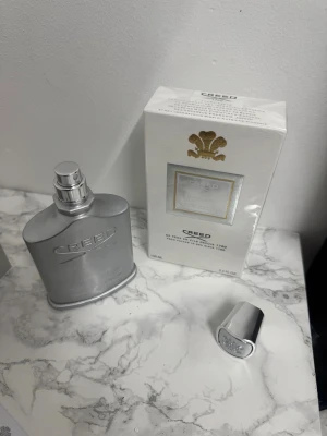 Creed Himalaya 100ml  - Snygg och exklusiv Creed Himalaya parfym i 100 ml flaska. Perfekt för dig som vill sticka ut med en lyxig touch i din samling. Flaskan har en modern design och är enkel att ta med sig.