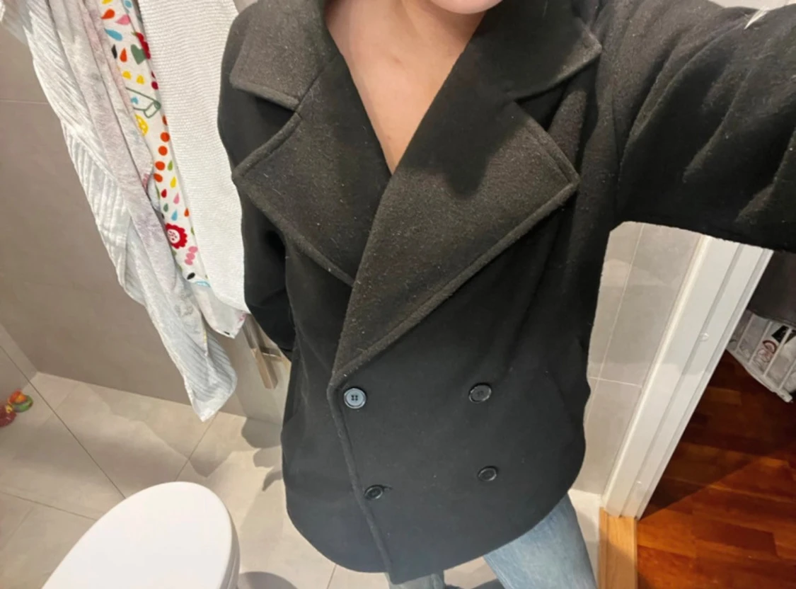 Svart skepparkavaj med bred krage