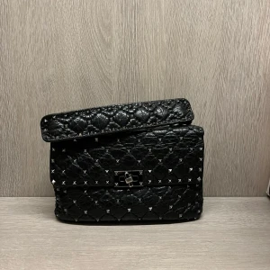 Valentino garavani rockstud väska  - Valentino garavani rockstud väska i svart med grå nitar