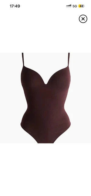 Hm body - Snygg vinröd body frpn hm. Aldrig använd men ingen prislapp kvar. Jätte snygg till fester eller likande!! 