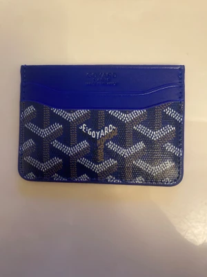 Korthållare  -  Den perfekta julklappen till någon du bryr dig om! En snygg och praktisk plånbok som gör vem som helst glad. Den kommer dessutom i dess förpackning, så den är redo att ge bort direkt.