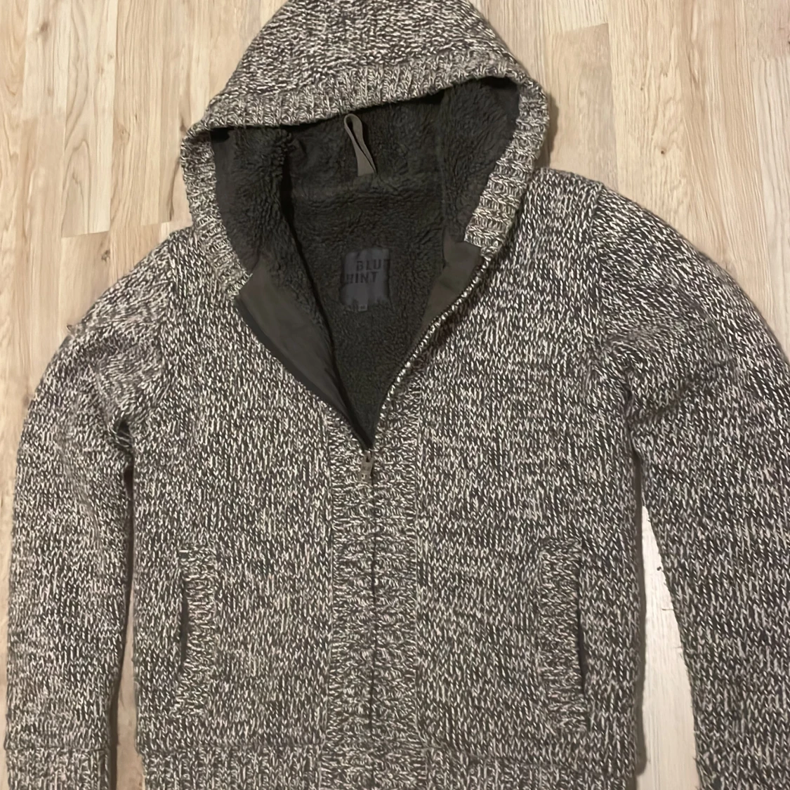 Grå fodrad stickad cardigan - 1