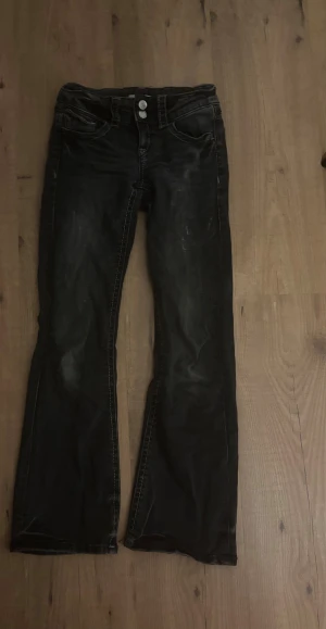 Svarta bootcut jeans Gina Tricot 146 - Snygga svarta jeans från Gina Tricot i storlek 146. Modellen har bootcut-ben och är lågmidjade. Är lite smutsiga men går nog bort i tvätten. Jag kan tvätta de om ni vill