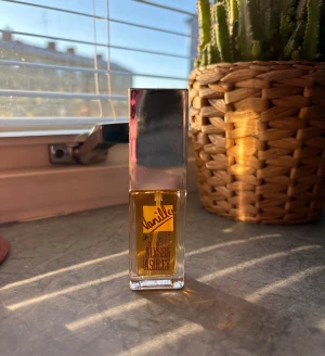 Alyssa Ashley Vanilla parfym - Snygg och smidig parfym från Alyssa Ashley med vaniljtema. Perfekt storlek att ta med i väskan. Flaskan har en modern look som passar dig som vill sticka ut. Endast testad 15 ml 