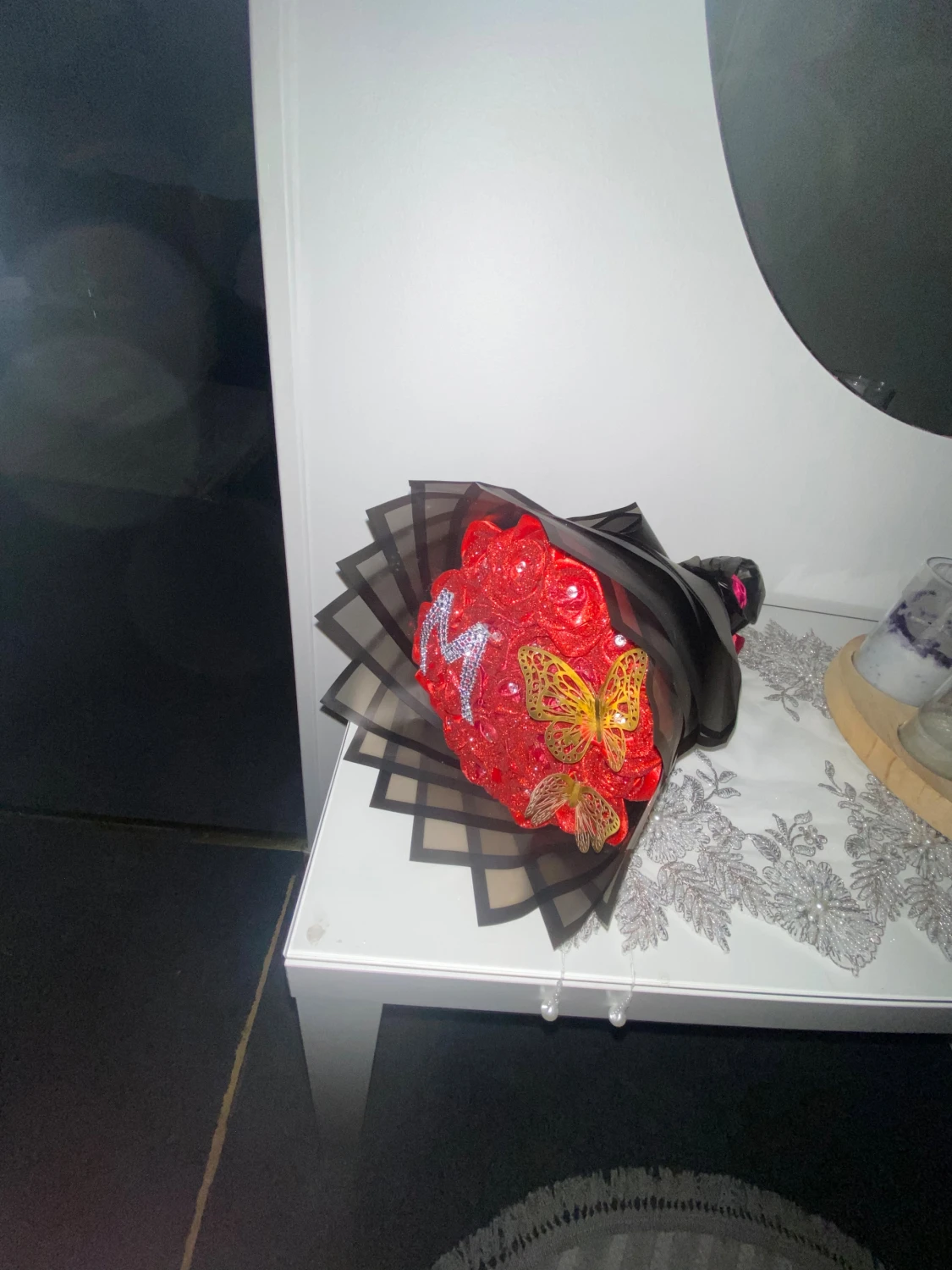 Glittrig röd ros-bukett med fjärilar