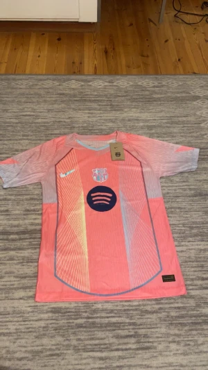 Barcelona 25/26 T-shirt - Säljer en rosa 2025/26 Fc Bracelona T-shirt i storlek S. Priset är inte fast så skicka ba prisförslag😁