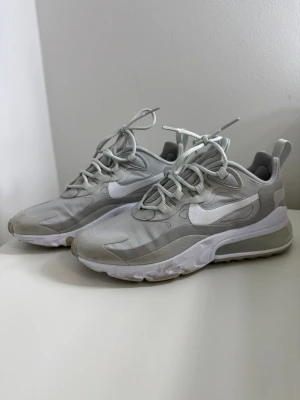 Nike Sportwear  - Nike Sportswear  AIR MAX 270 REACT. Sneakers- grey fog/ white/ light smoke grey.  Storlek 37,5