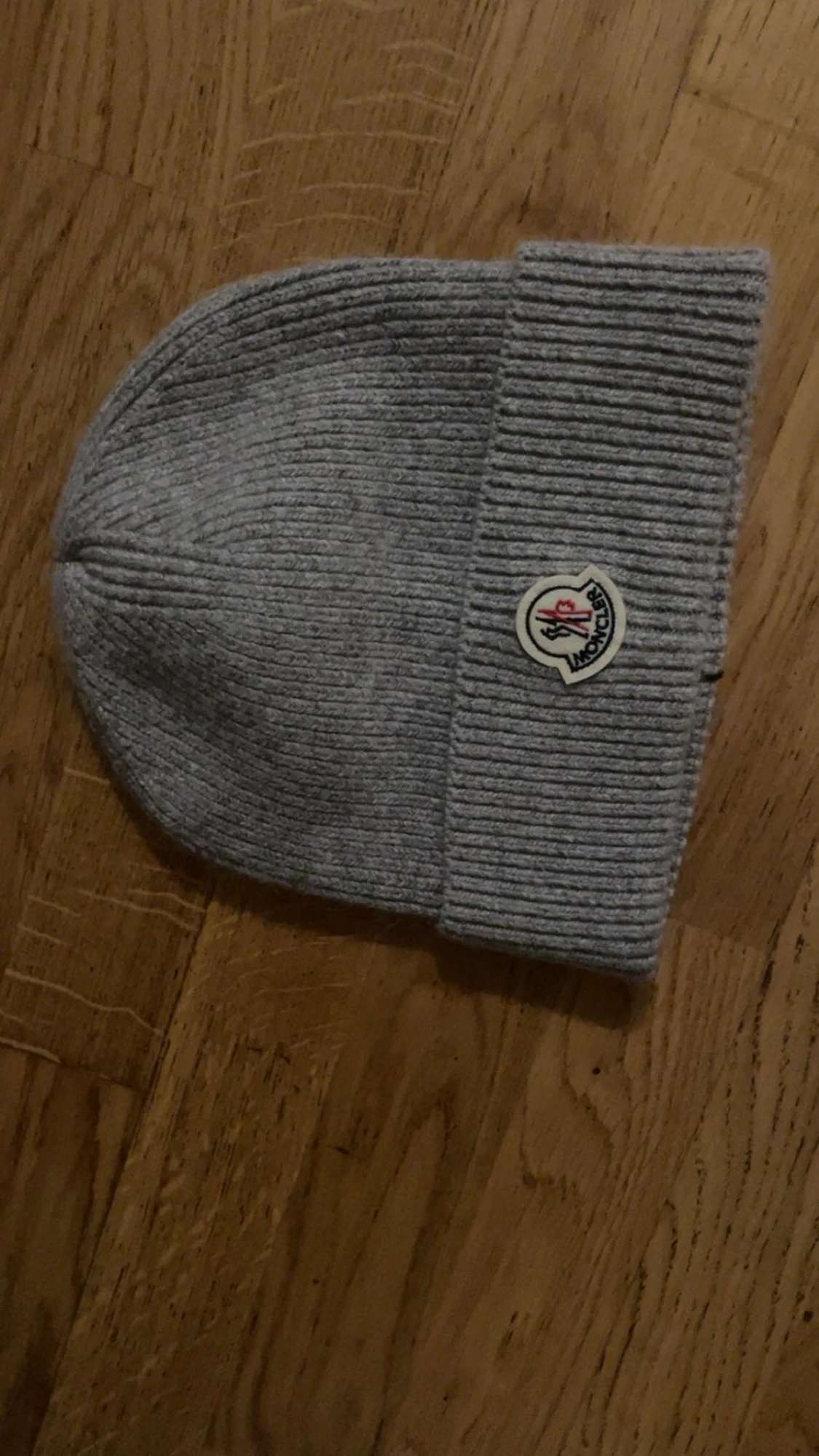 Grå ribbstickad Moncler mössa - 3