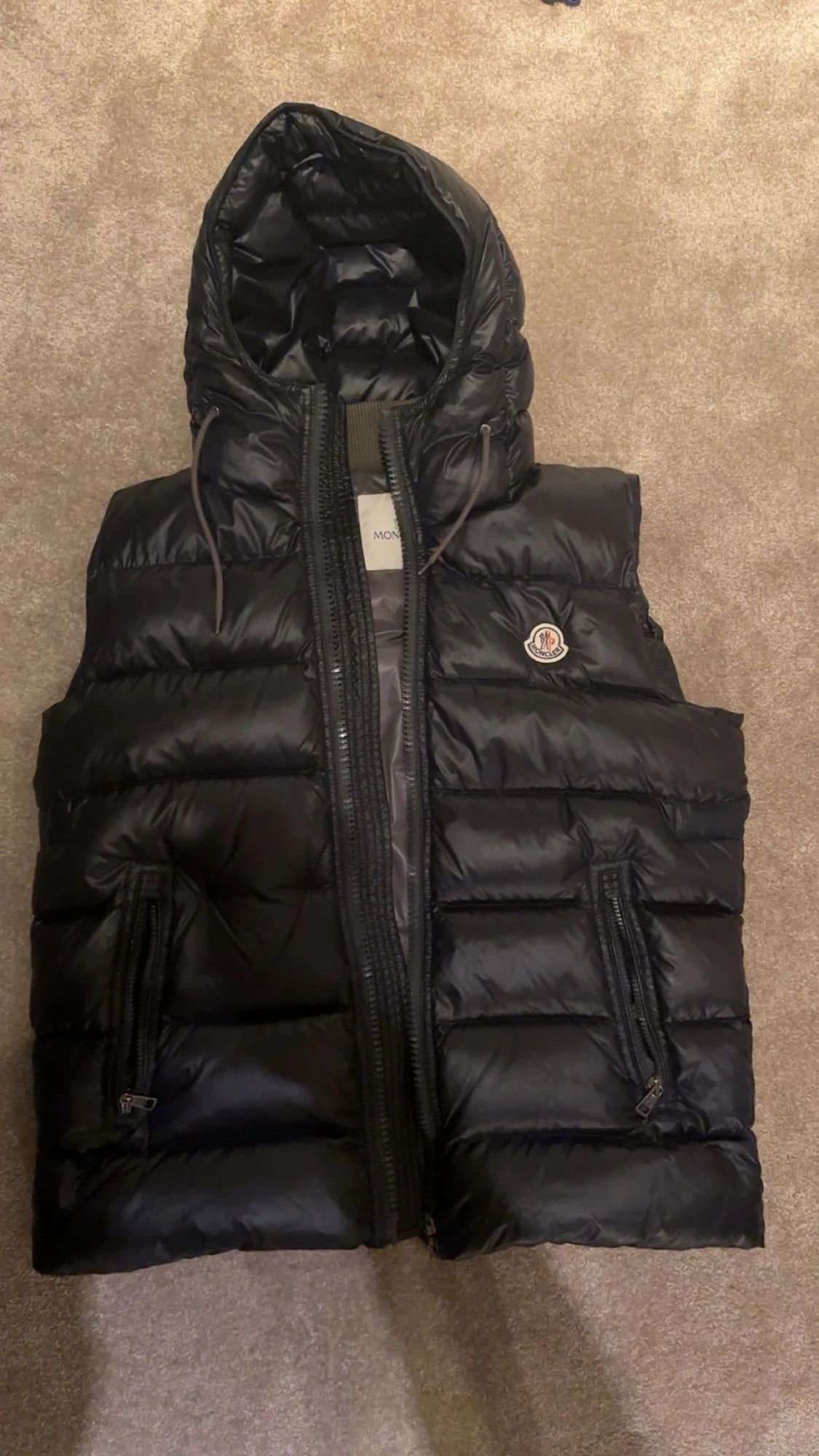 Svart dunväst med huva från Moncler