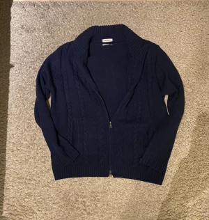 Helzip kofta - Tjena! Säljer nu denna extremt snygga helzip koftan. Storlek L och i nyskick då den aldrig använts. Priset är ej hugget i sten så hör av dig vid minsta fundering:) 