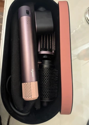 Dyson Airwrap Complete - Dyson Airwrap Complete i elegant etui, med flera tillbehör för styling. Produkten ser välvårdad ut och levereras med originalförpackning. Perfekt för att skapa volym, lockar och släta frisyrer. Nästan helt ny bara använd 3 gånger och lådan kommer med. Säljs då jag inte använder den så mycket 